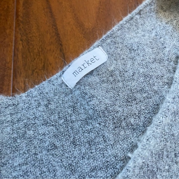 Market Women’s Light Gray VNeck Fall Winter Sweater Size Medium - Picture 2 of 6